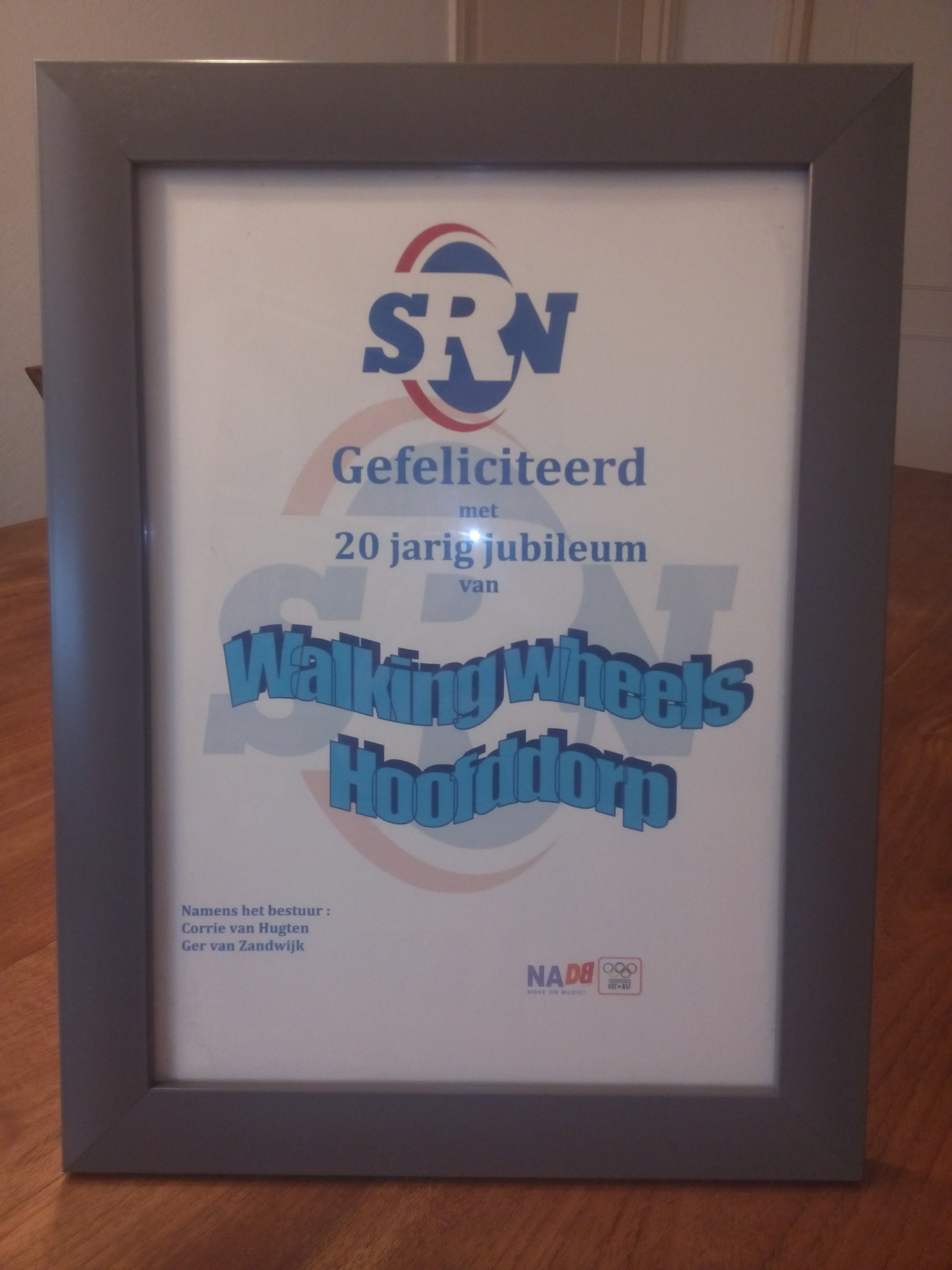 afbeelding twee taartjes, 20 jaar.